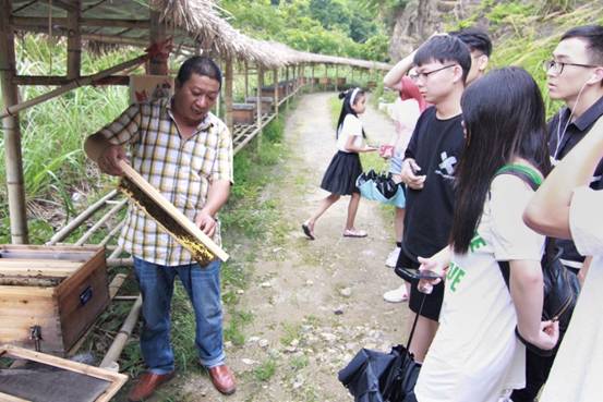 ”善行景宁乡，共圆畲汉梦“麻豆传媒视频-国产麻豆影片-国产麻豆视频
景宁梦之队-实地调研当地养蜂业